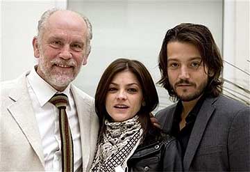 John Malkovich, Irene Azuela y Diego Luna (AP)