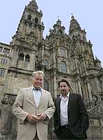 Martin Sheen con su hijo Emilio, ante la catedral de Santiago de Compostela (EFE)