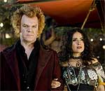 Salma, junto al vampiro principal, John C. Reilly