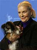 Lauren Bacall con su mascota