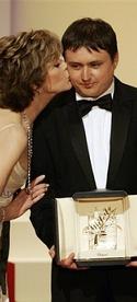 Mungiu con Palma de Oro y beso de Jane Fonda