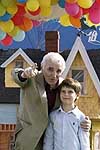 Aznavour al lado del niño Tom Trouffier, dobladores franceses de 'Up'