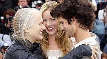 Campion junto a sus actores, Abbie Cornish y  Ben Whishaw