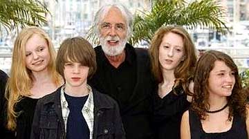 Michael Haneke y algunos de sus jovenes actores