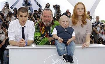 Andrew Garfield, Terry Gilliam, Verne Troyer y Lily Cole  (AP)