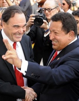 Oliver Stone recibe a Chávez en la alfombra roja de la Mostra (AFP)