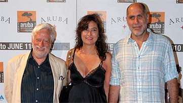 Guillermo Arriaga, junto a su mujer y al director del festival