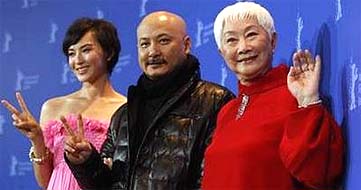 Las actrices Monica Mo y Lisa Lu rodean al cineasta chino Wang Quan'an