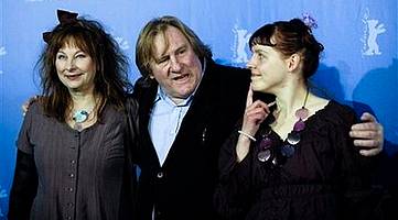 Yolande Moreau y Miss Ming rodean a Depardieu (AP)