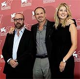 Paul Giamatti, Richard J. Lewis y Rosamund Pike (AP)