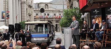 Schwarzenegger habla a los presentes en un ficticio Broadway Schwarzenegger habla a los presentes en un ficticio Broadway