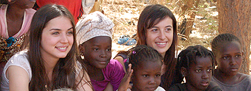 Ana de Armas (izq.), rodeada de niños en Mali