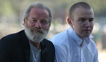 Peter Mullan y Connor McCarron