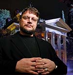 Guillermo del Toro, ante la Mansión Embrujada
