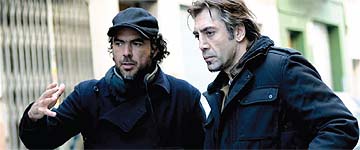 Iñárritu, con Bardem, en el set de 'Biutiful'