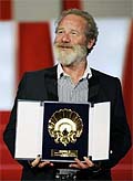 Peter Mullan exhibe su Concha de Oro (Reuters)