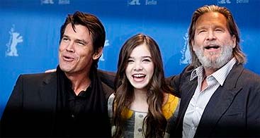 Josh Brolin, Hailee Steinfeld y Jeff Bridges (AP)