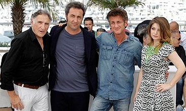 Judd Hirsch, Paolo Sorrentino, Sean Penn y Eve Hewson (AP)