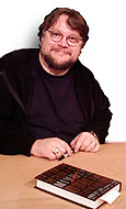 Del Toro, junto a una de sus novelas