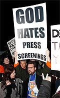 Kevin Smith sostiene una pancarta en Sundance