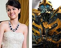 Selena Gómez y uno de los Transformers