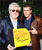 Pedro, con Antonio Banderas y su libro (THR)