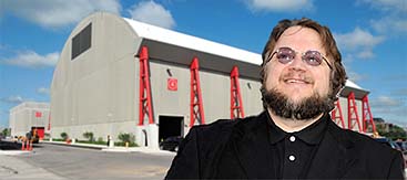 Guillermo del Toro, con los estudios Pinewood Toronto de fondo