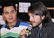 Toño Zúñiga mira a Diego Luna, en la presentación de 'Presento culpable'