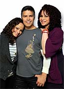 Judy Reyes y Harmony Santana rodean a Esai Morales