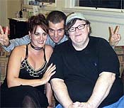Blanca Rosa Blanco e Ian Padrón, con Michael Moore