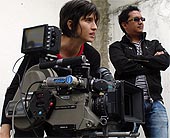 Sofía Oggioni, directora de fotografía y al fondo William Vega