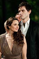 Mia Maestro y Christian Camargo, en 'Amanecer'