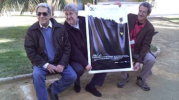 Los productores Morales y Gracia, con el director de 