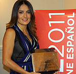 Salma Hayek con su premio Buñuel