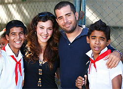 Ian Padrón con los protagonistas de 'Habanastation'