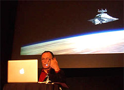 Kurtz, dando la misma conferencia en Londres
